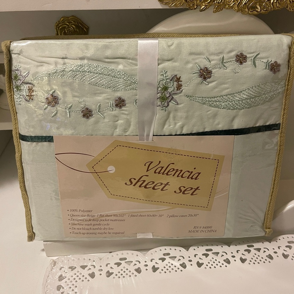 Valencia sheet
set looks like handmade design